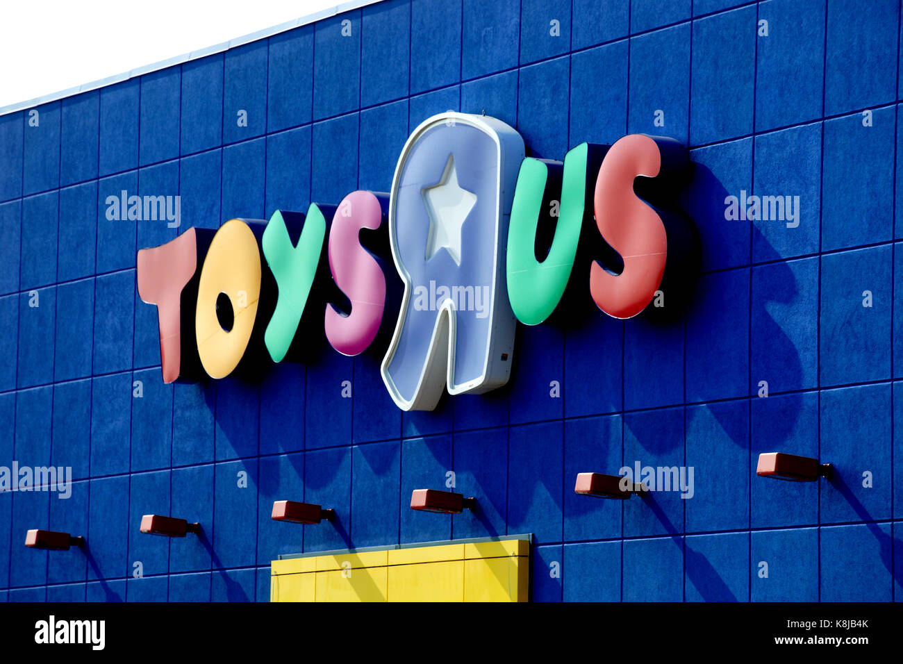 Laval, Canada, September 19, 2017. Signage of a Canadian Toys R Us store. Credit Mario Beauregard/Alamy Live News Stock Photo