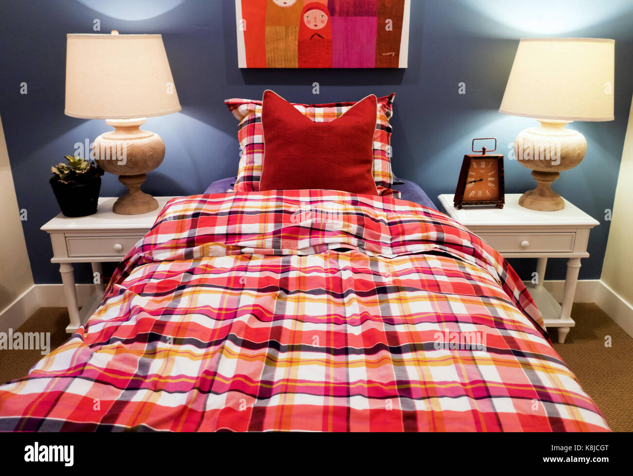 https://c8.alamy.com/comp/K8JCGT/a-warm-bedroom-with-a-double-bed-and-checkered-comforter-two-nightstands-K8JCGT.jpg