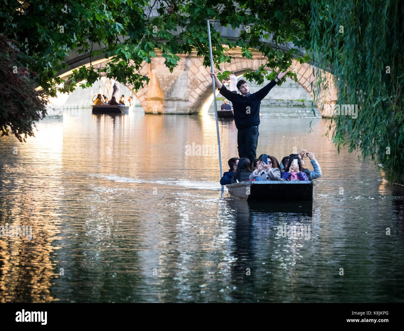 Cambridge Punting / Cambridge Tourism - Tourists get a guided punt tour on the River Cam through Cambridge University College grounds Stock Photo