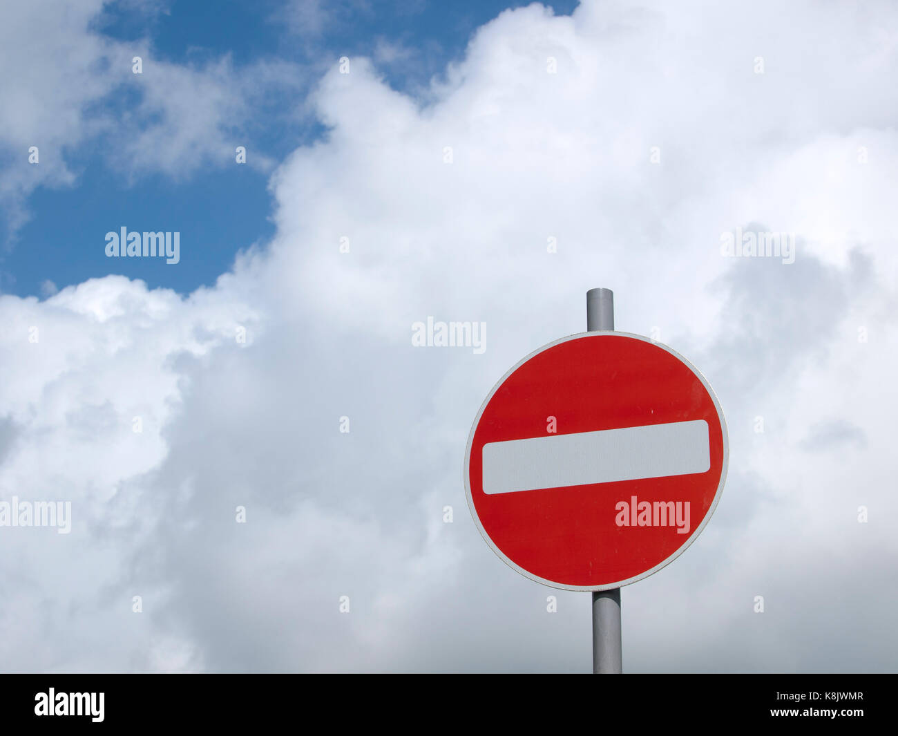 Red circular no entry sign hi-res stock photography and images - Alamy