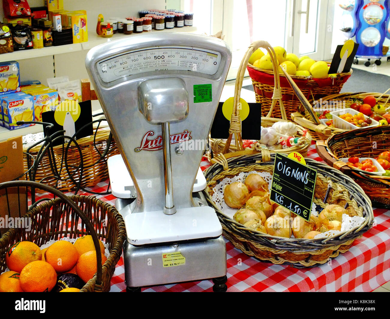 Commercial grocery shops stores hires stock photography and images Alamy