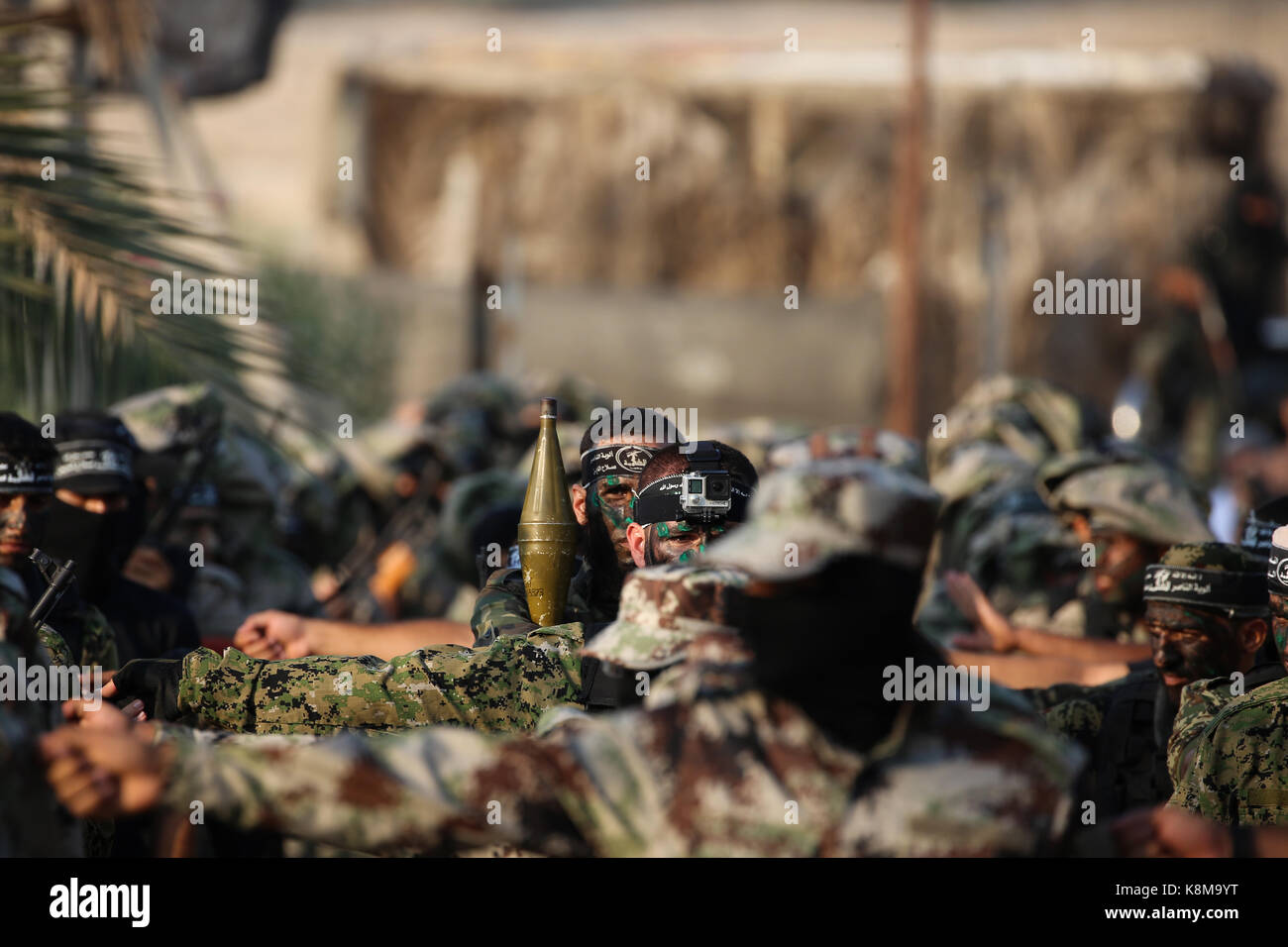 Khan Younis, Gaza. 19th Sep, 2017. Palestinian militants of al-Nasser Salah al-Deen Brigades, the military wing of the Popular Resistance Committees, take part in a training exercise in Khan Younis in the southern Gaza Strip on September 19, 2017. Credit: Nidal ALwaheidi/Pacific Press/Alamy Live News Stock Photo