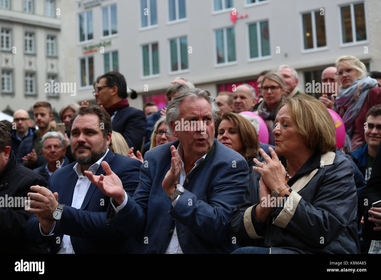 Munich, Germany. 19th Sep, 2017. Daniel Föst (l.), Albert Duin and Sabine Leutheusser-Schnarrenberger (r.) clapping. Credit: Alexander Pohl/Pacific Press/Alamy Live News Stock Photo