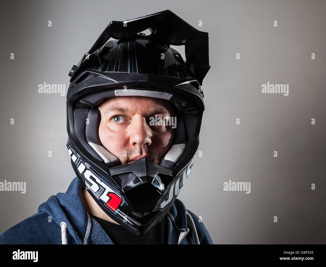 Biker moto casco con strisce gialle e protezione per le orecchie Foto stock  - Alamy