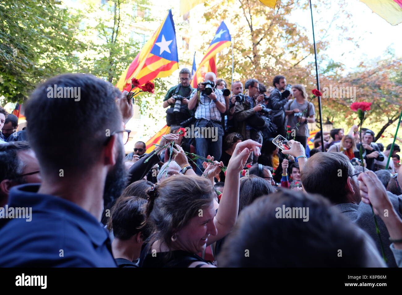 Barcelona, Spain. 20th Sep, 2017. People go to the streets to demonstrate against Spanish government decision of arresting high politicians. Thousands of people are waving independentist flags and symbols of democracy. Credit: Victor Turek/Alamy Live News Stock Photo