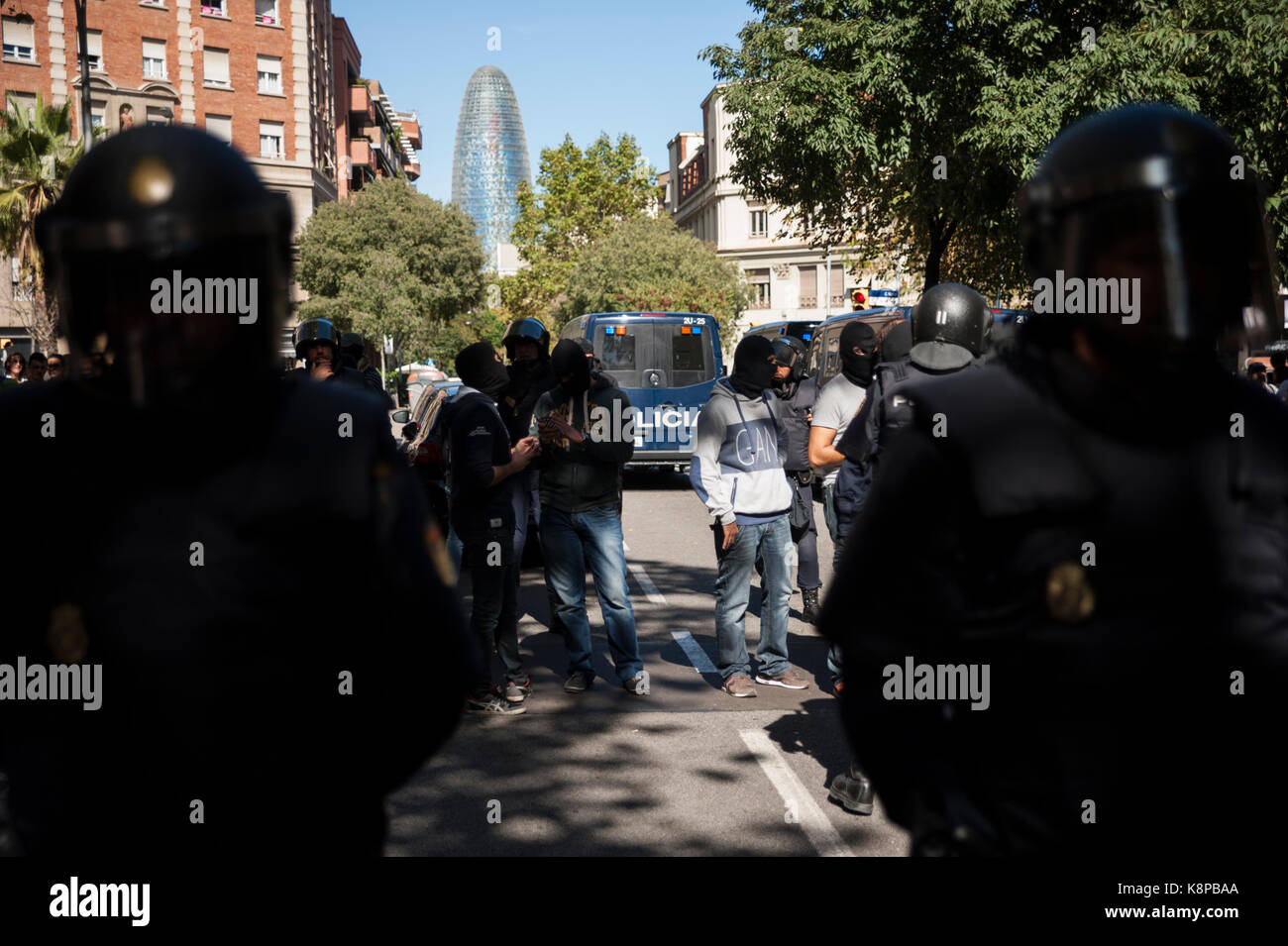 Barcelona, Spain. 20th Sep, 2017. Manager gathered in front of the headquarters of the CUP 'Catalan independence party' await members of national politics begin to evict them to gain access to its interior. So far there are 14 detainees and records in the ministries of economy, exteriors, social welfare and governance in addition to the company Indra that is in charge of hosting the servants of the Generalitat. Credit: Charlie Perez/Alamy Live News Stock Photo