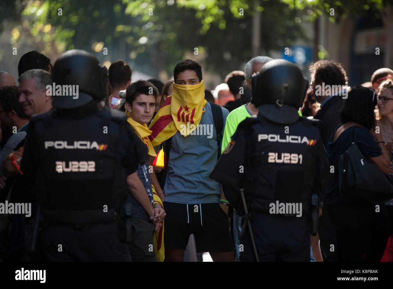 Barcelona, Spain. 20th Sep, 2017. Manager gathered in front of the headquarters of the CUP 'Catalan independence party' await members of national politics begin to evict them to gain access to its interior. So far there are 14 detainees and records in the ministries of economy, exteriors, social welfare and governance in addition to the company Indra that is in charge of hosting the servants of the Generalitat. Credit: Charlie Perez/Alamy Live News Stock Photo