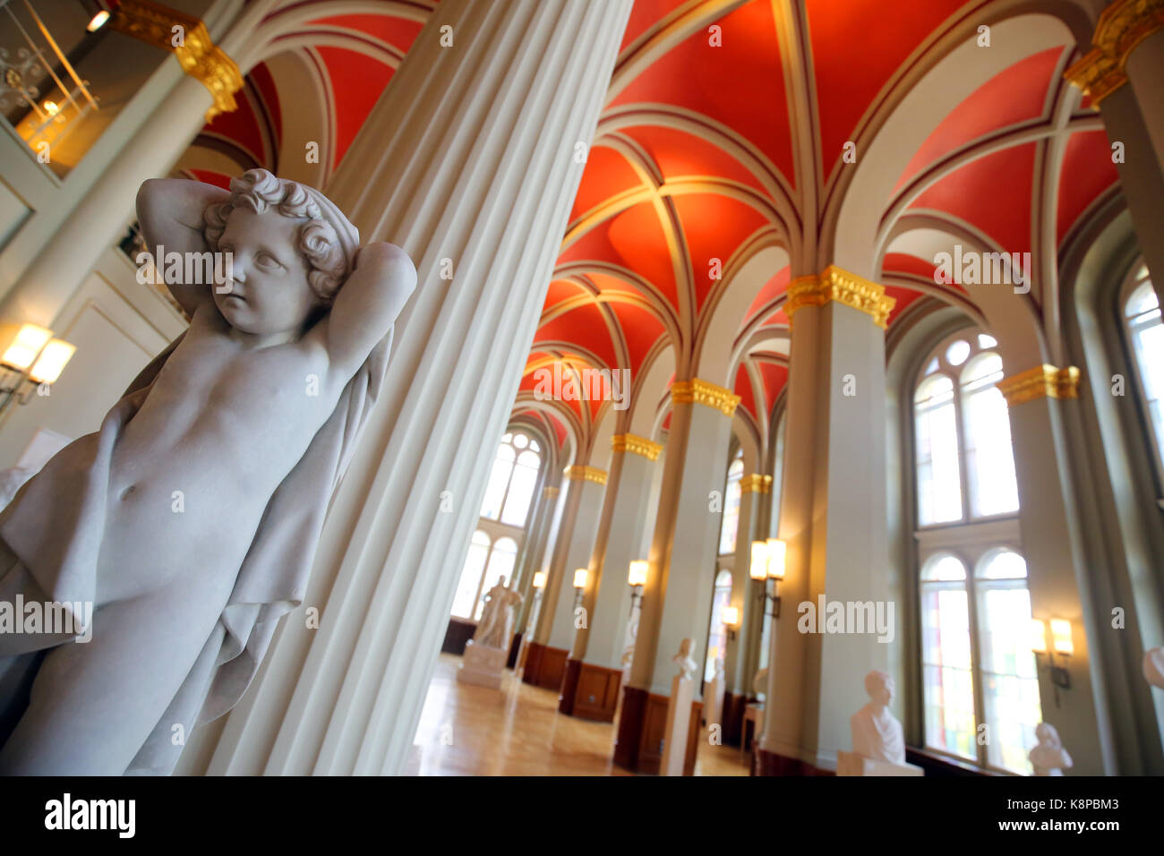 Berlin, Germany. 20th Sep, 2017. Sculptures and busts of historical personalities stand in the column hall of the Rote Rathaus (Red City Hall) in Berlin, Germany, 20 September 2017. In the past, the column hall was a municipal authorities library. Today, the hall is mostly used for events or exhibitions. Currently, works of the replica workshop and the collection of the Berlin State Museums are located in the column hall. Credit: Wolfgang Kumm/dpa/Alamy Live News Stock Photo