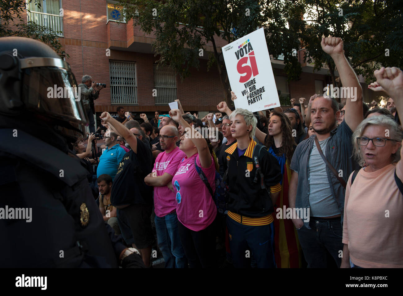 Barcelona, Catalonia. 20th Sep, 2017. Spain. September 20th, 2017. Manager gathered in front of the headquarters of the CUP 'Catalan independence party' await members of national politics begin to evict them to gain access to its interior. So far there are 14 detainees and records in the ministries of economy, exteriors, social welfare and governance in addition to the company Indra that is in charge of hosting the servants of the Generalitat. Credit: Charlie Perez/Alamy Live News Stock Photo