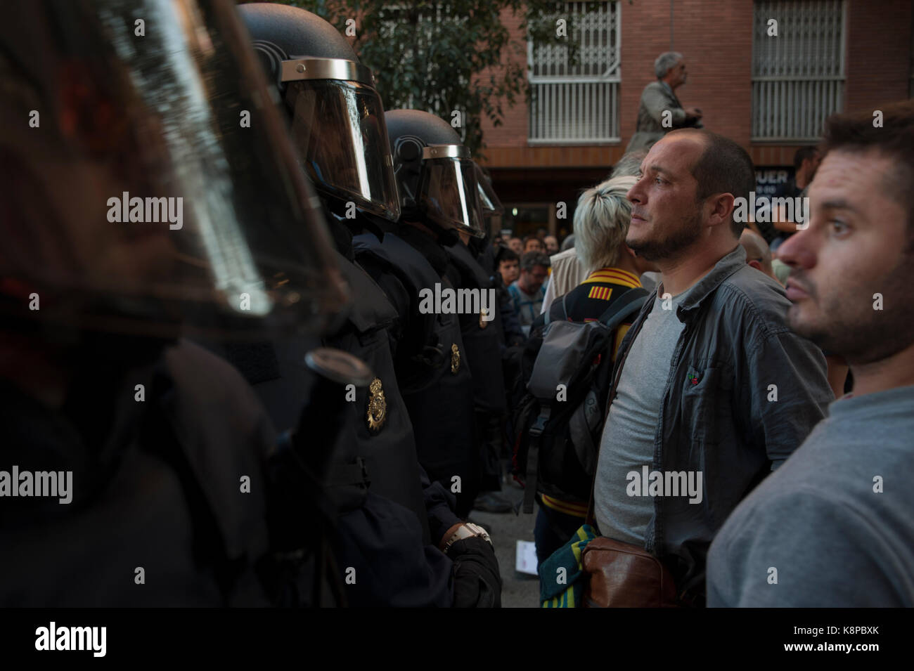 Barcelona, Catalonia. 20th Sep, 2017. Spain. September 20th, 2017. Manager gathered in front of the headquarters of the CUP 'Catalan independence party' await members of national politics begin to evict them to gain access to its interior. So far there are 14 detainees and records in the ministries of economy, exteriors, social welfare and governance in addition to the company Indra that is in charge of hosting the servants of the Generalitat. Credit: Charlie Perez/Alamy Live News Stock Photo