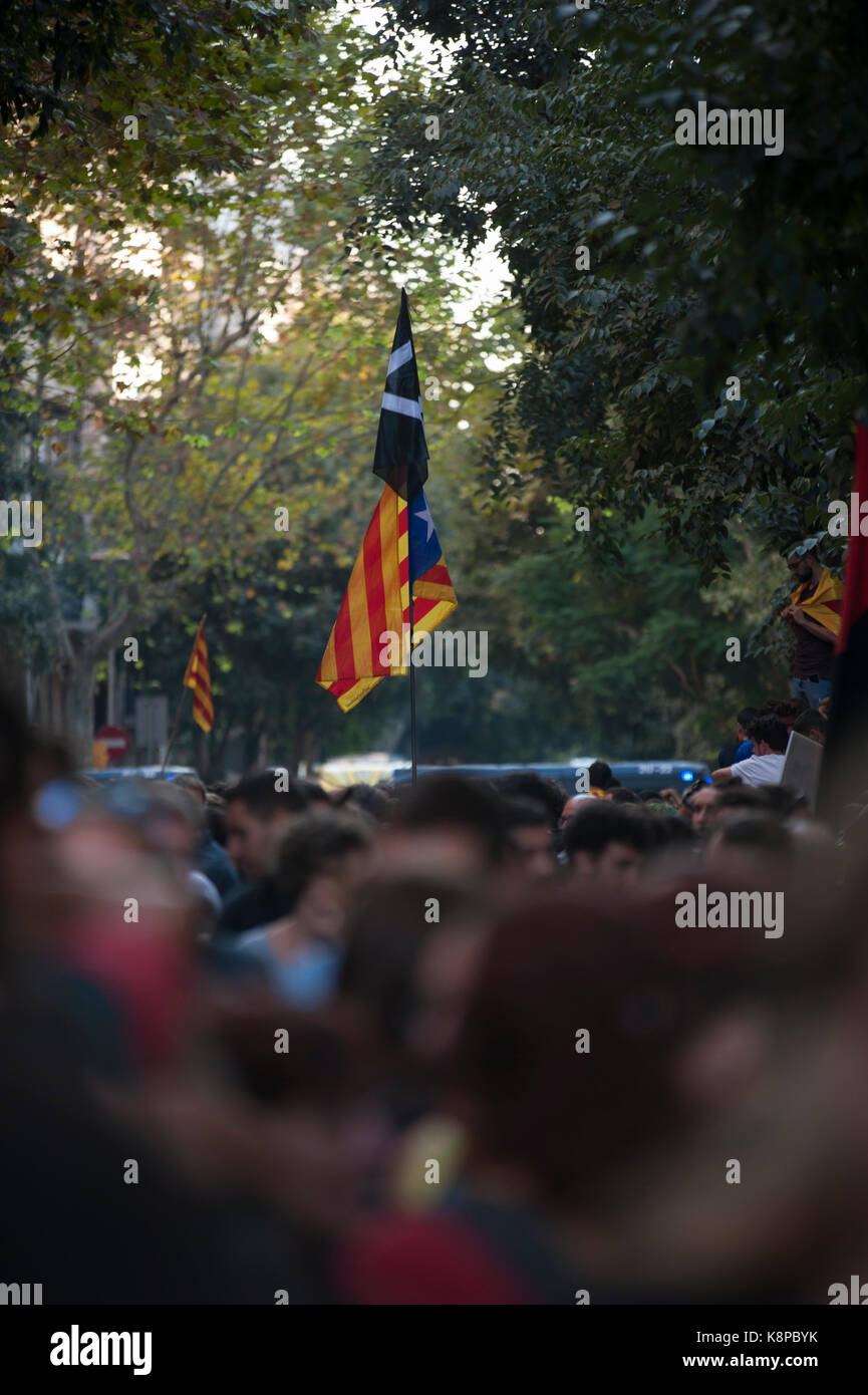 Barcelona, Catalonia. 20th Sep, 2017. Spain. September 20th, 2017. Manager gathered in front of the headquarters of the CUP 'Catalan independence party' await members of national politics begin to evict them to gain access to its interior. So far there are 14 detainees and records in the ministries of economy, exteriors, social welfare and governance in addition to the company Indra that is in charge of hosting the servants of the Generalitat. Credit: Charlie Perez/Alamy Live News Stock Photo