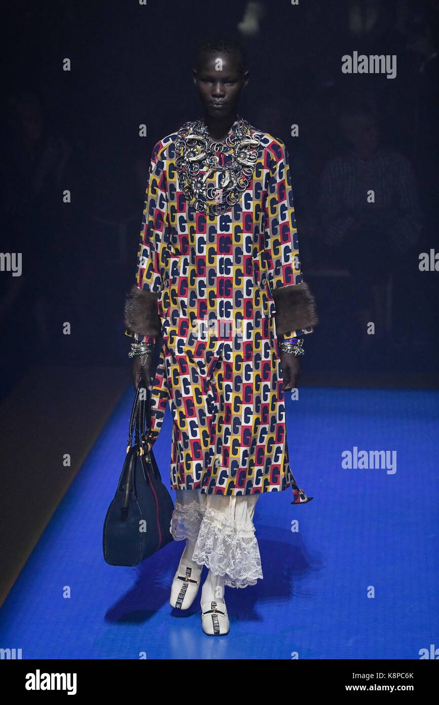 Milan, Italy - September, 23, 2022: Woman Wearing Velvet Green Gucci Marmont  Bag, Street Style Outfit. Editorial Stock Image - Image of editorial,  event: 261557679