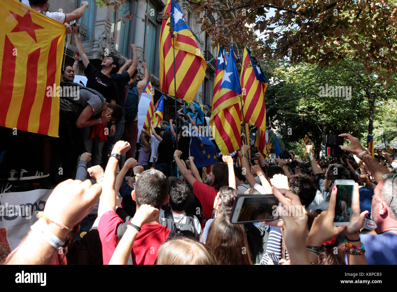 Barcelona, Spain. . 20th Sep, 2017. BARCELONA, CATALONIA, SPAIN Supporters of the referendum for Catalan independence hold a demonstration outside the Economic council building in Rambla de Catalunya, after Spain's Guardia Civil police had detained 14 Catalan officials and raided regional government ministries involved in organising a banned independence vote, due for the 1st October 2017. Credit: rich bowen/Alamy Live News Stock Photo