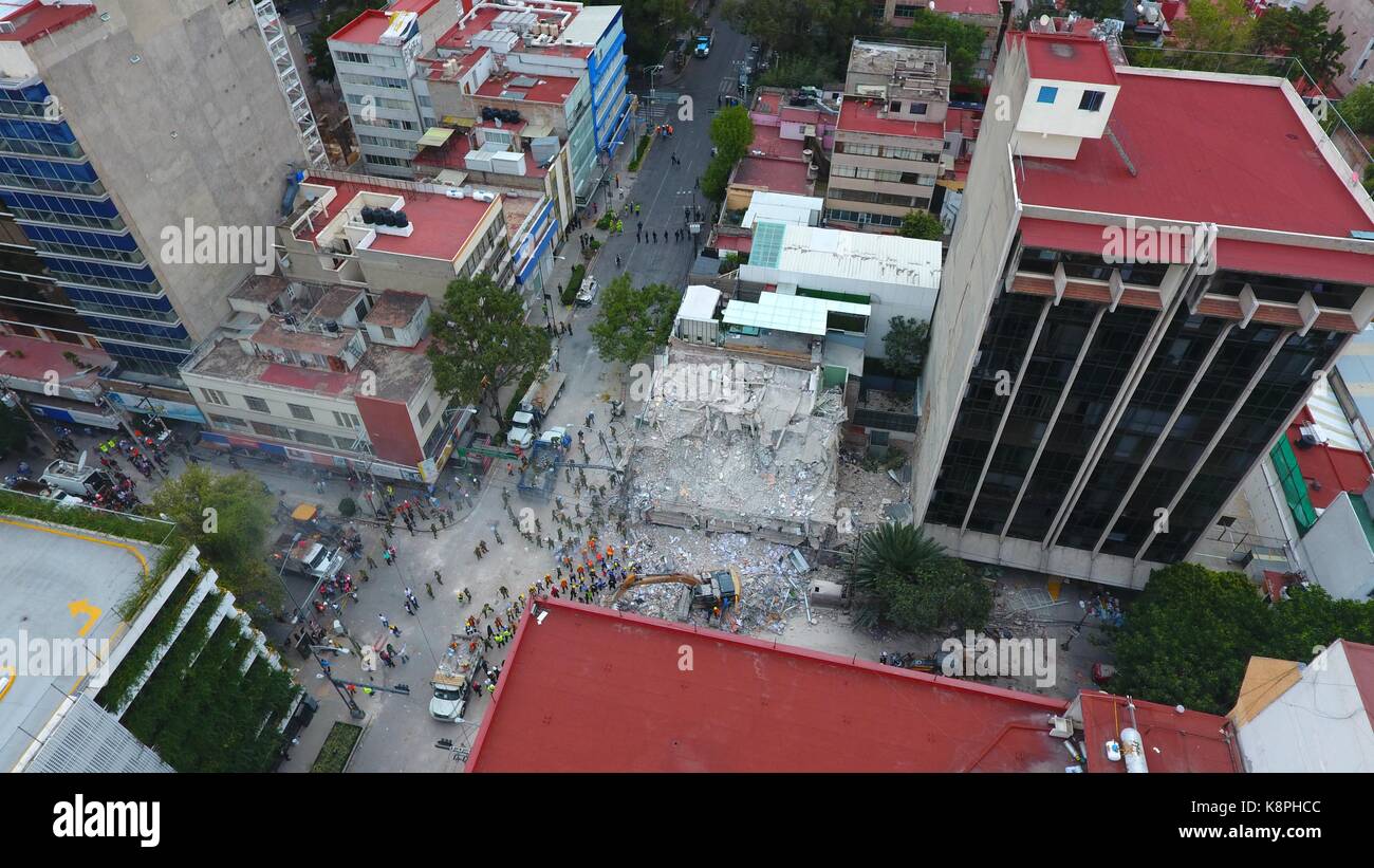 Mexico City, Mexico. 21st Sep, 2017. Photography area of rescue work today afternoon in buildings of Roma colony located around the Viaducto streets between Monterrey and Medellin, as well as Medellin and San Luis Street. The report to date is a balance of 225 deaths that left the earthquake of 71.1 registered yesterday during the anniversary of the earthquake of 1985. It is expected to increase in the next hours and days. Mexico City (Photo: Ruben Betancourt / TattùMedia / NortePhoto.com Credit: NortePhoto.com/Alamy Live News Stock Photo