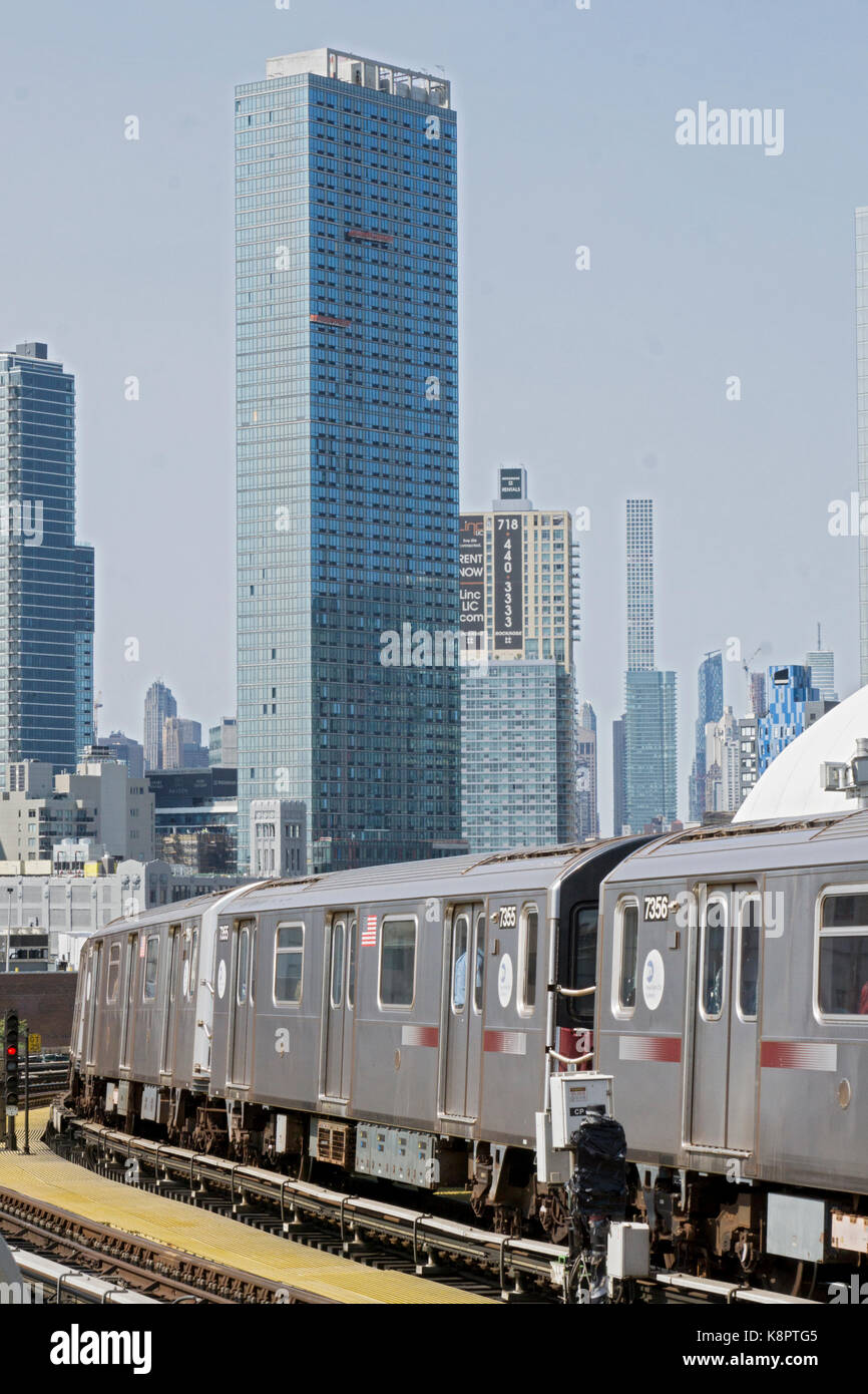 The Manhattan bound number 7 elevated subway pulling out of the 33rd Street Rawson Street station in Long Island City, Queens, New York. Stock Photo