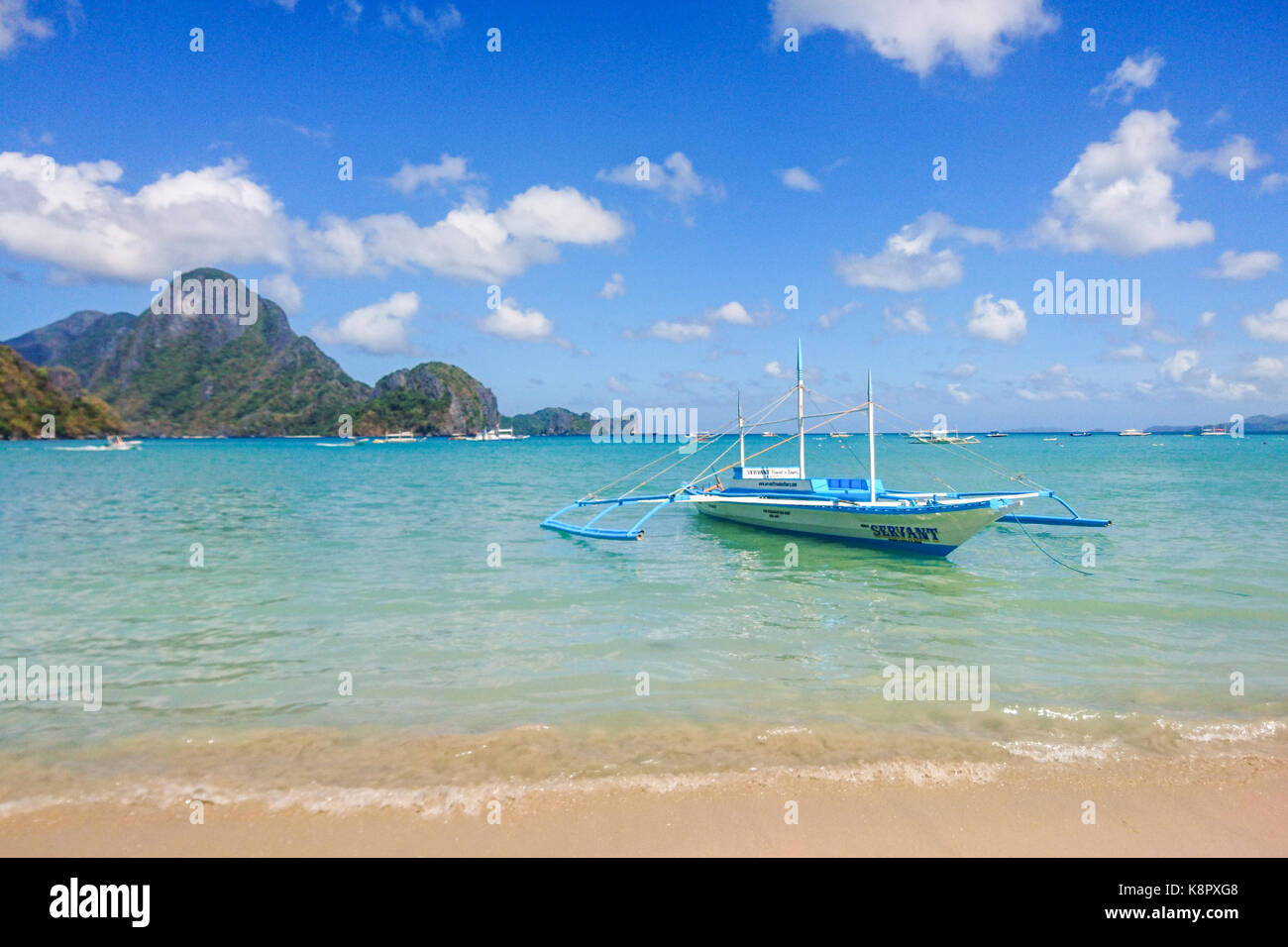 A boat parking at the beautiful beach with clear blue waters in El Nido, Palawan, The Last Frontier, MIMAROPA, Phillippines, Southeast Asia Stock Photo