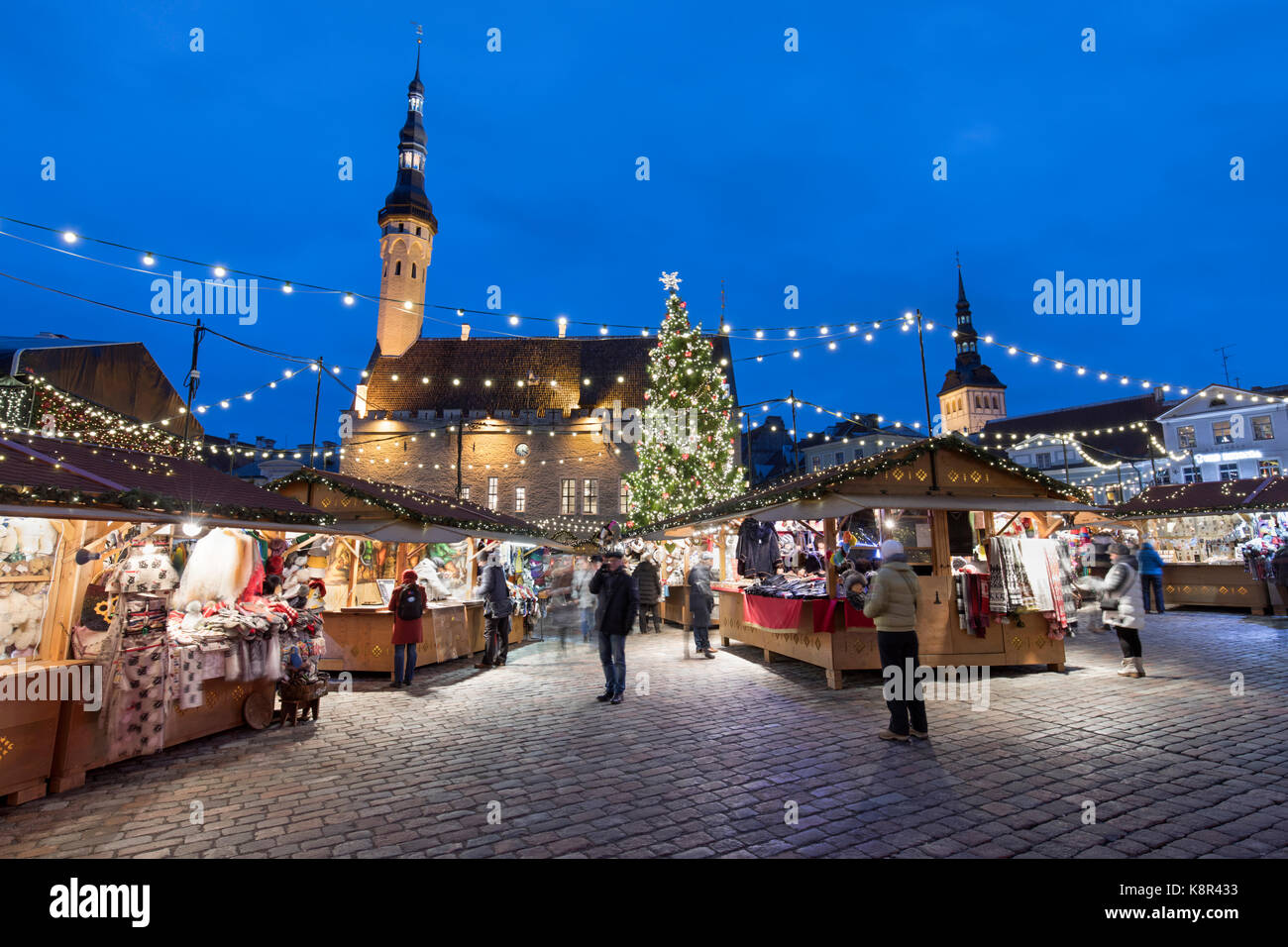 Christmas market in the Town Hall Square (Raekoja Plats) and Town Hall, Old Town, Tallinn, Estonia, Europe Stock Photo