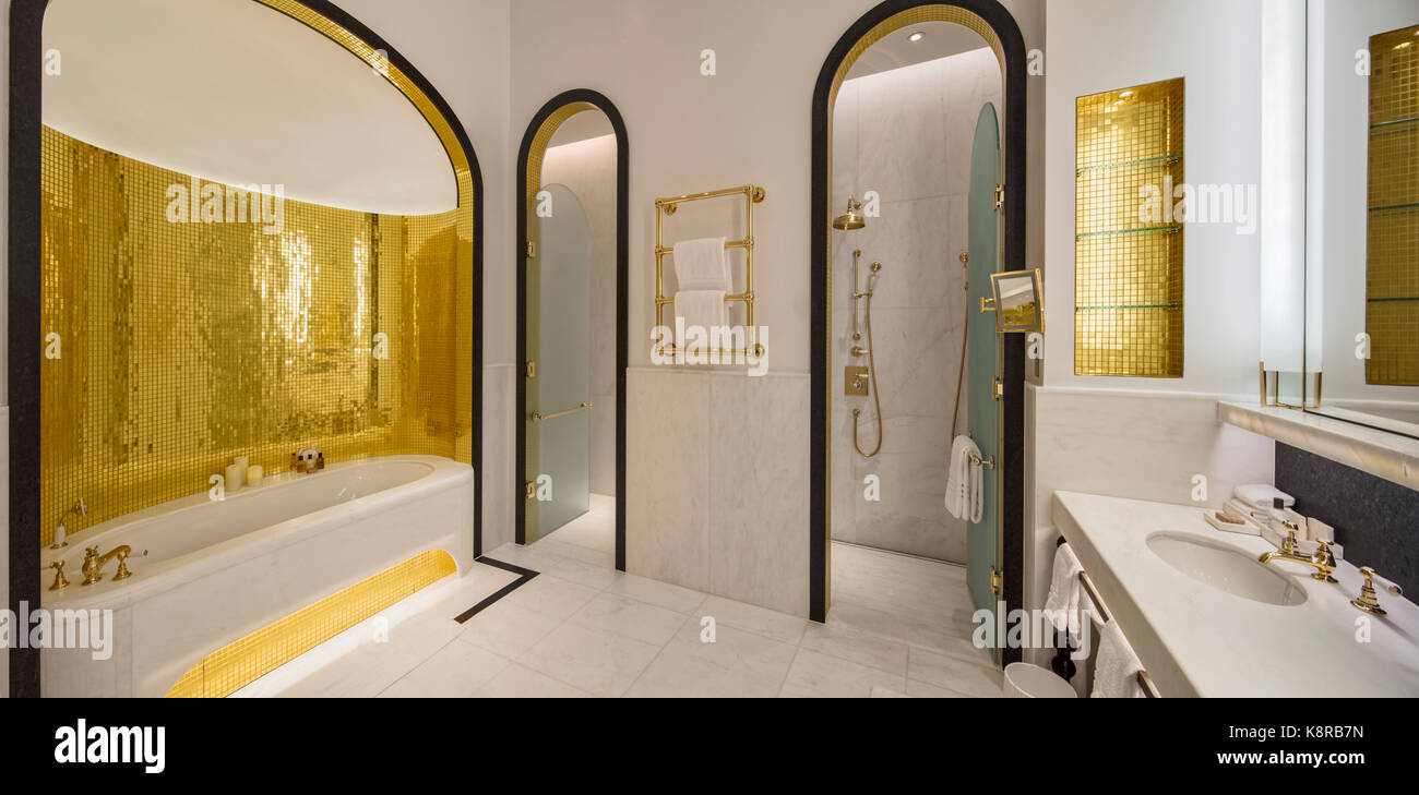Luxury suite bathroom. Ten Trinity Square - Four Seasons Hotel, City of ...