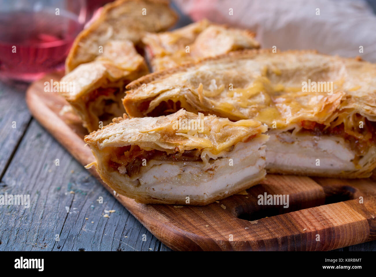 Chicken and bacon pie hi-res stock photography and images - Alamy