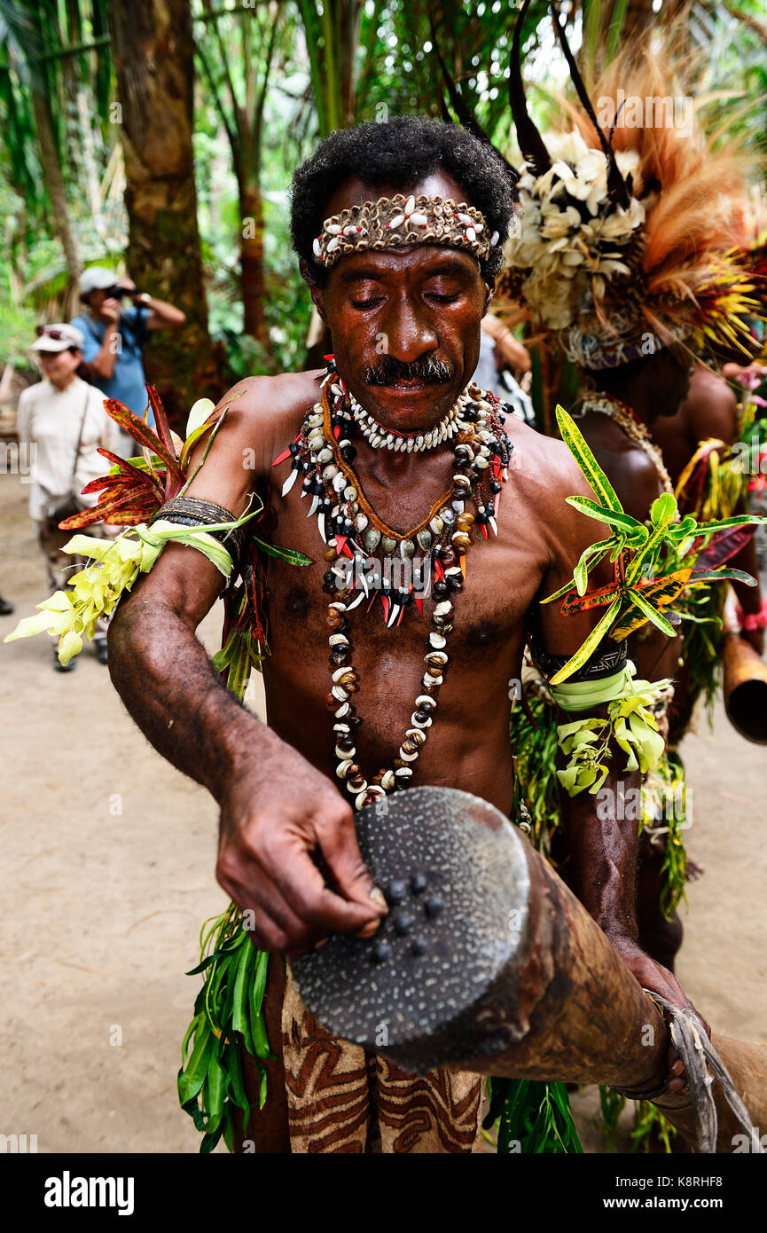 Korafe-Mann tunes his drum with tree resin, McLaren-Harbour, Tufi, Papua New Guinea, Oceania Stock Photo
