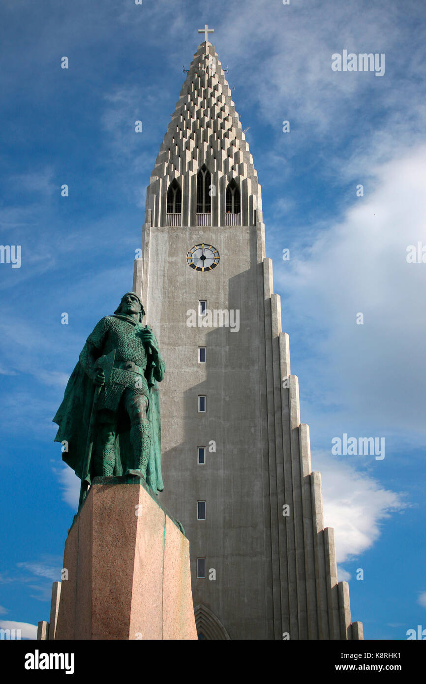 Denkmal/ Skulptur fuer Leifur der Gluecklichen, Hallgrimskirkja (Hallgrimskirche), Reykjavik, Island . Stock Photo