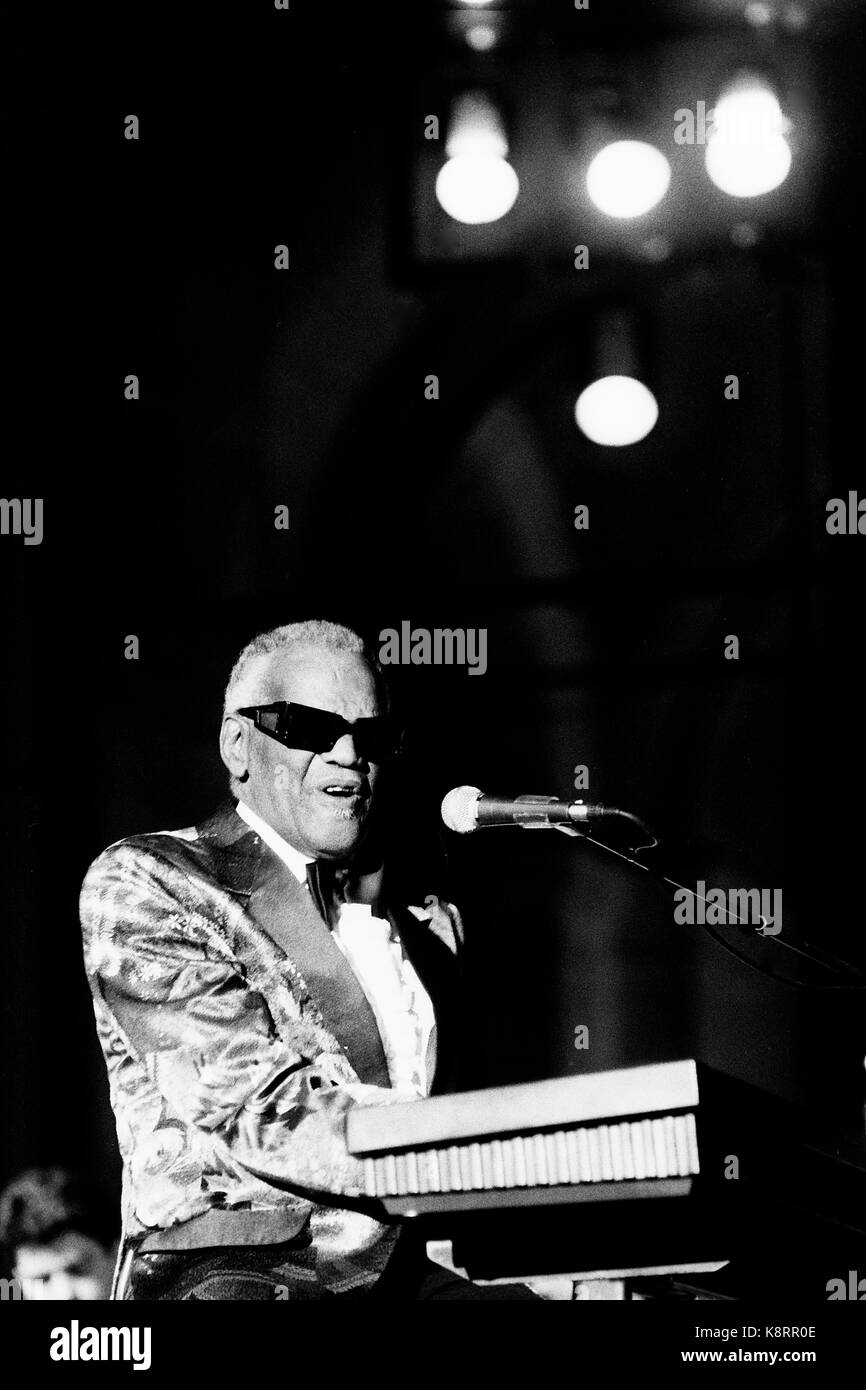Ray charles piano concert hi-res stock photography and images - Alamy