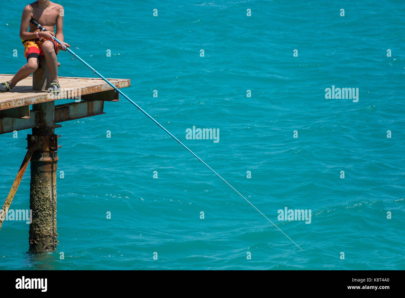 https://c8.alamy.com/comp/K8T4A0/children-are-fishing-on-the-pier-close-up-of-hands-and-rods-K8T4A0.jpg