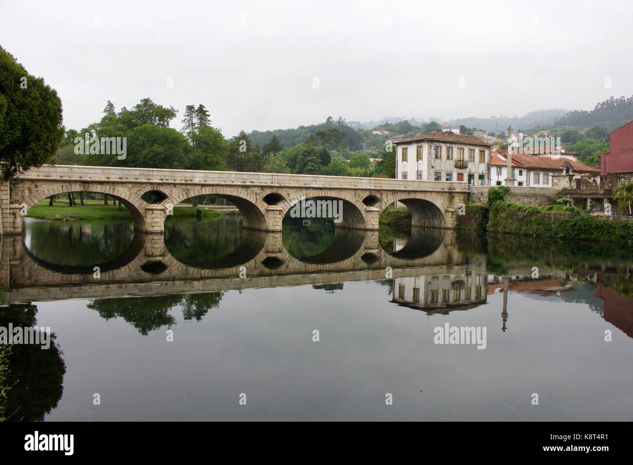 Rio Vez em Arcos de Valdevez, reflexo Stock Photo Alamy