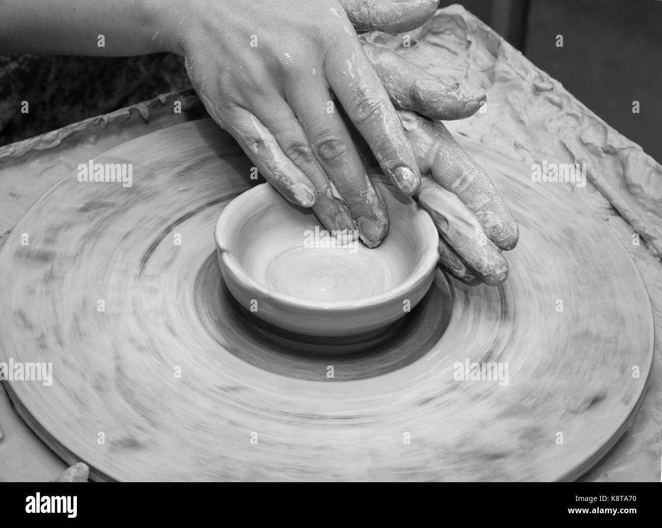 Гончар картинка смешная. Глина с гончарного круга текстура. Гончарный круг занятия. Гончарный круг. Гончарный круг в древней руси.