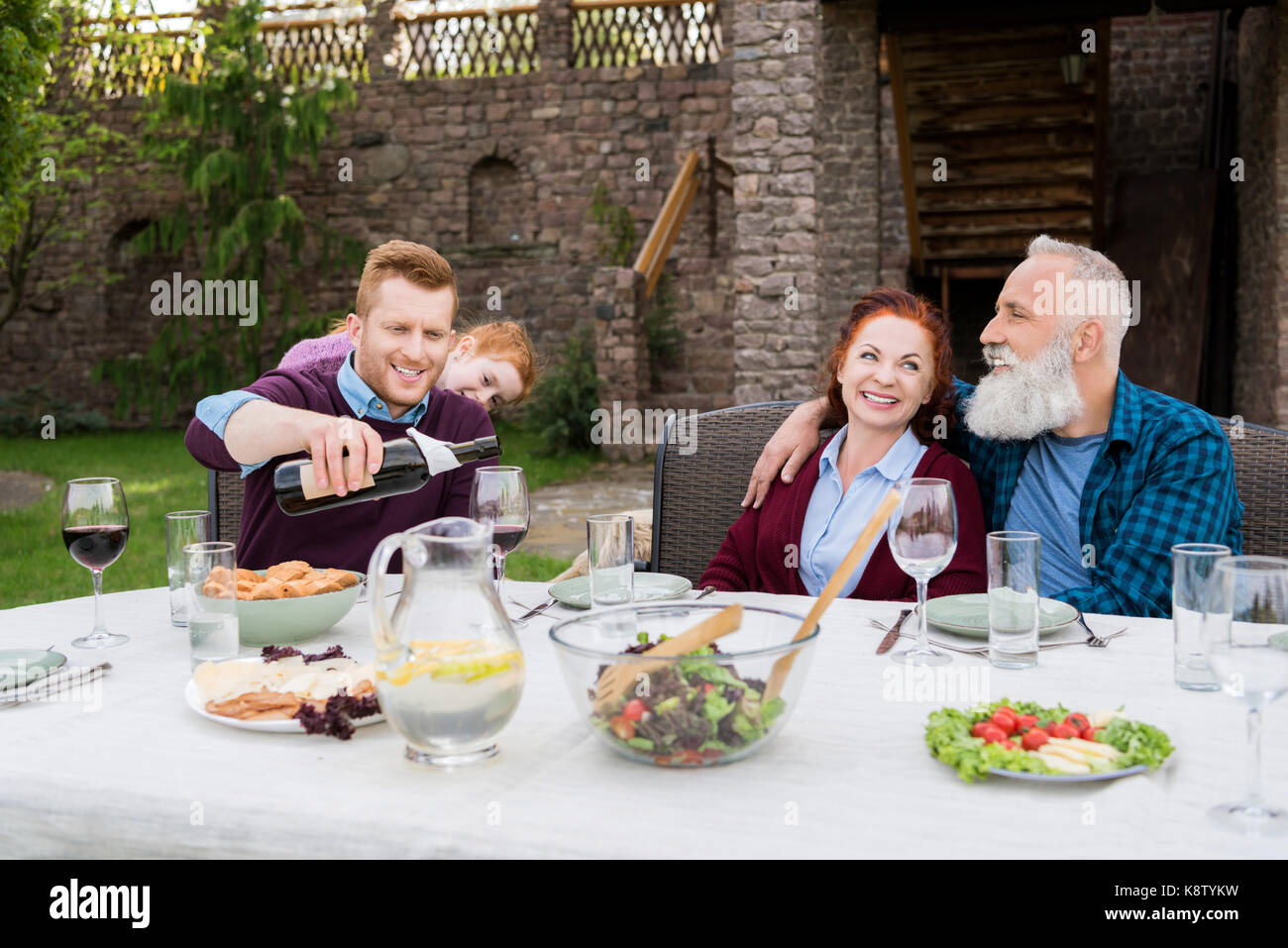 Family food dishes table hi-res stock photography and images - Alamy