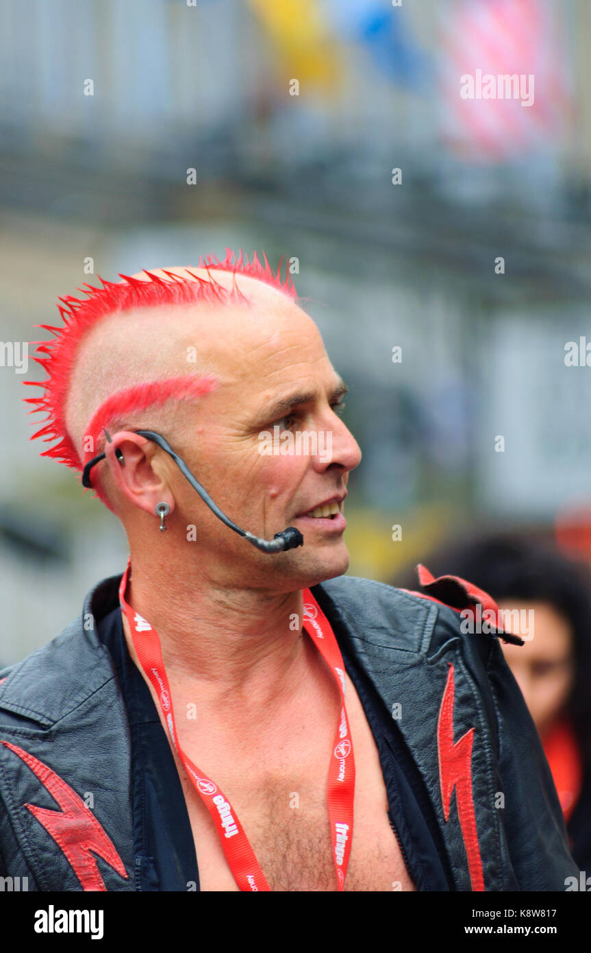 The Mighty Gareth, a male fire eater with distinctive hairstyle performing on the Royal Mile during the Edinburgh Fringe Festival, Scotland, UK Stock Photo - Alamy The Mighty Gareth, a male fire eater with distinctive hairstyle performing on the Royal Mile during the Edinburgh Fringe Festival, Scotland, UK Stock Photo - Alamy