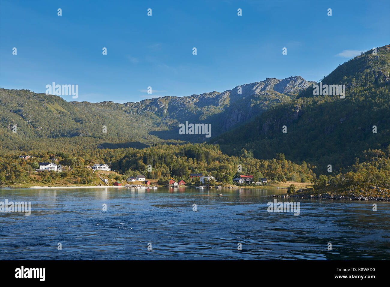 The Small Village Community Of Summer Cabins At Tengelfjord On The Banks Of The Raftsund Fjord, Far North Of The Norwegian Arctic Circle. Stock Photo