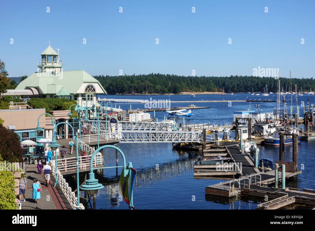 Public walkway and floating docks at Nanaimo boat basin waterfront, Vancouver Island, British Columbia, Canada Stock Photo