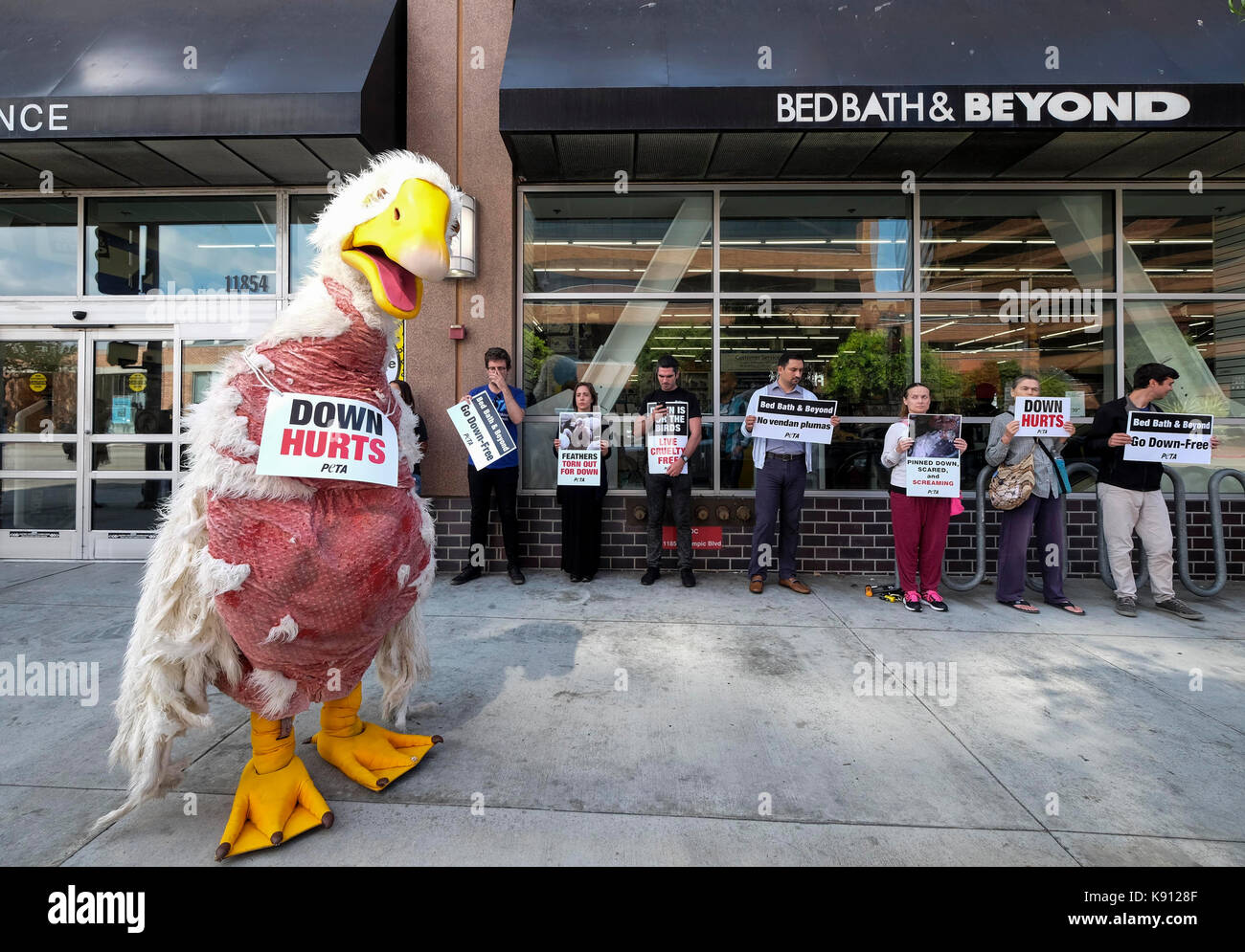 Los Angeles, USA. 20th Sep, 2017. People take part in a demonstration