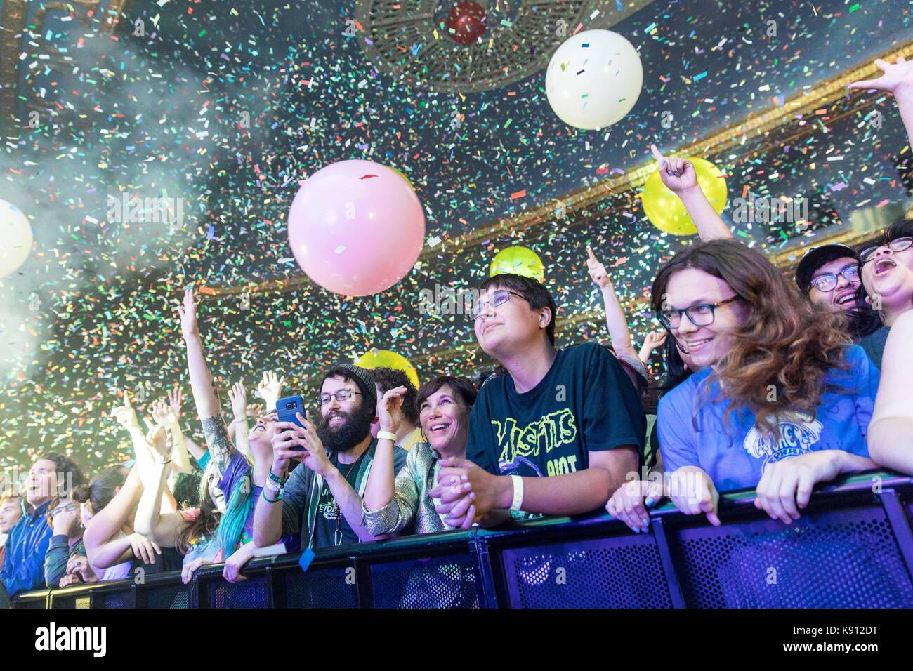 Milwaukee, Wisconsin, USA. 18th Sep, 2017. Fans enjoy balloons and