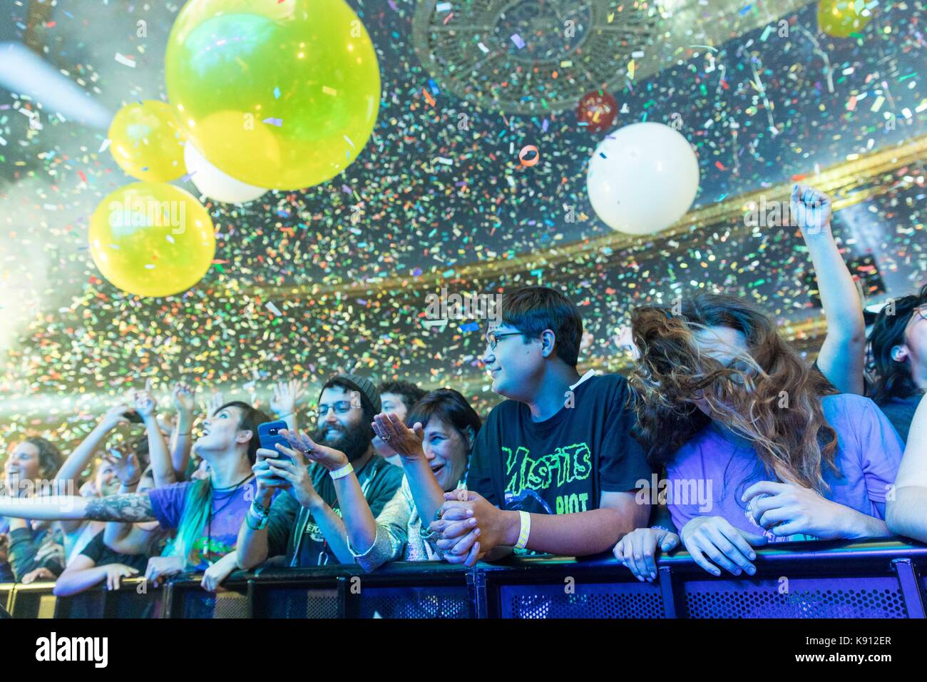 Milwaukee, Wisconsin, USA. 18th Sep, 2017. Fans enjoy balloons and ...