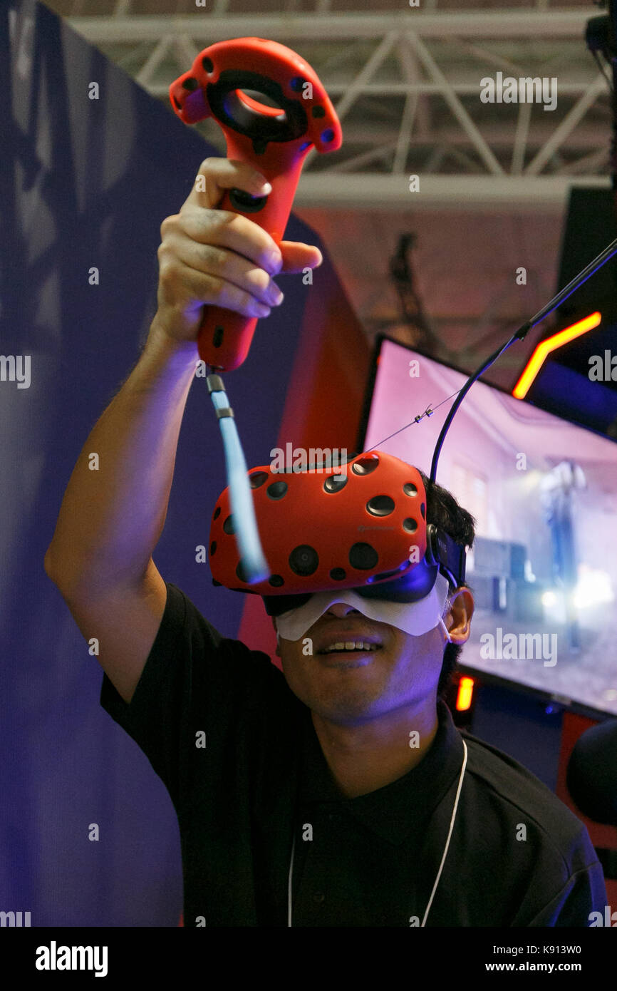 Chiba, Japan. 21st Sep, 2017. A man tests a virtual reality glasses at the Tokyo Game Show (TGS 2017) on September 21, 2017, Chiba, Japan. This year's event hosts 609 companies from 36 different countries, introducing 1,317 video game titles for smartphones, games consoles, VR, AR and MR platforms. The show, which expects to attract 250,000 visitors, runs until September 24 at the International Convention Complex Makuhari Messe in Chiba; and will be streamed live around the world. Credit: Rodrigo Reyes Marin/AFLO/Alamy Live News Stock Photo