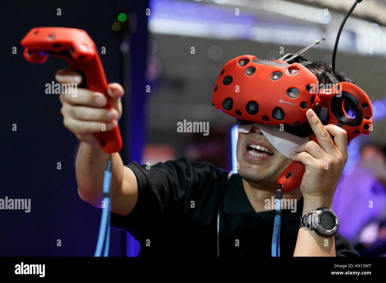 Chiba, Japan. 21st Sep, 2017. A man tests a virtual reality glasses at the Tokyo Game Show (TGS 2017) on September 21, 2017, Chiba, Japan. This year's event hosts 609 companies from 36 different countries, introducing 1,317 video game titles for smartphones, games consoles, VR, AR and MR platforms. The show, which expects to attract 250,000 visitors, runs until September 24 at the International Convention Complex Makuhari Messe in Chiba; and will be streamed live around the world. Credit: Rodrigo Reyes Marin/AFLO/Alamy Live News Stock Photo