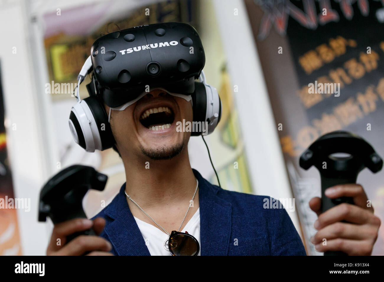 Chiba, Japan. 21st Sep, 2017. Visitors test a virtual reality glasses at the Tokyo Game Show (TGS 2017) on September 21, 2017, Chiba, Japan. This year's event hosts 609 companies from 36 different countries, introducing 1,317 video game titles for smartphones, games consoles, VR, AR and MR platforms. The show, which expects to attract 250,000 visitors, runs until September 24 at the International Convention Complex Makuhari Messe in Chiba; and will be streamed live around the world. Credit: Rodrigo Reyes Marin/AFLO/Alamy Live News Stock Photo