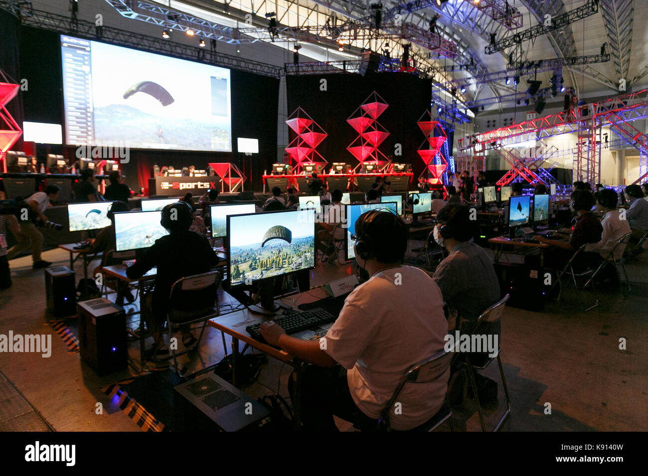 Chiba, Japan. 21st Sep, 2017. E-Sports players compete during the Tokyo Game Show (TGS 2017) on September 21, 2017, Chiba, Japan. This year's event hosts 609 companies from 36 different countries, introducing 1,317 video game titles for smartphones, games consoles, VR, AR and MR platforms. The show, which expects to attract 250,000 visitors, runs until September 24 at the International Convention Complex Makuhari Messe in Chiba; and will be streamed live around the world. Credit: Rodrigo Reyes Marin/AFLO/Alamy Live News Stock Photo