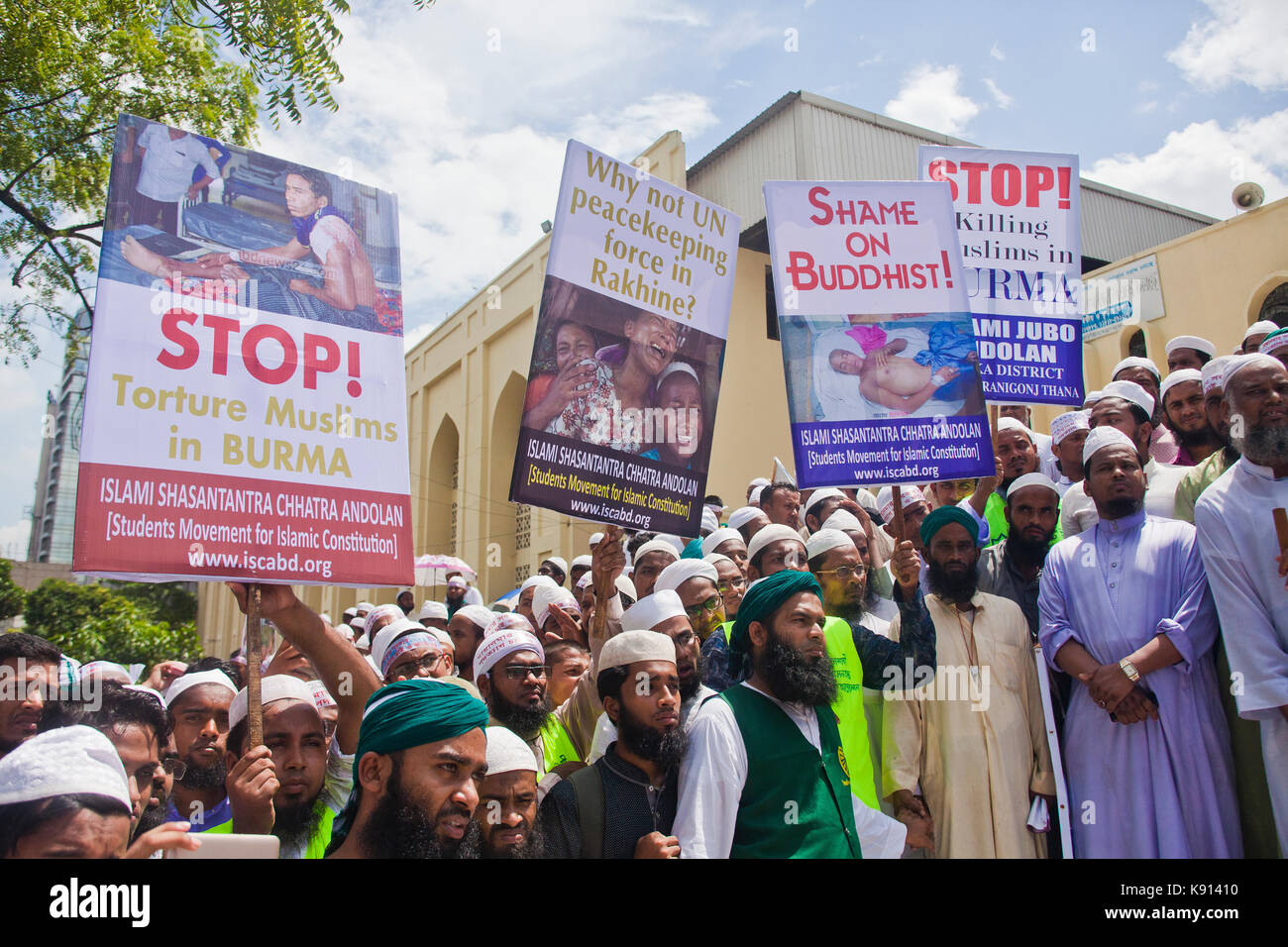 Dhaka, Bangladesh. 21st Sep, 2017. Supporters of the Islami Andolan Bangladesh participate in a protest march towards the UN office in Dhaka to protest against the persecution of Rohingya Muslims in Dhaka on September 21, 2017. Photo: Fahad Kaizer Credit: Fahad Kaizer/Alamy Live News Stock Photo