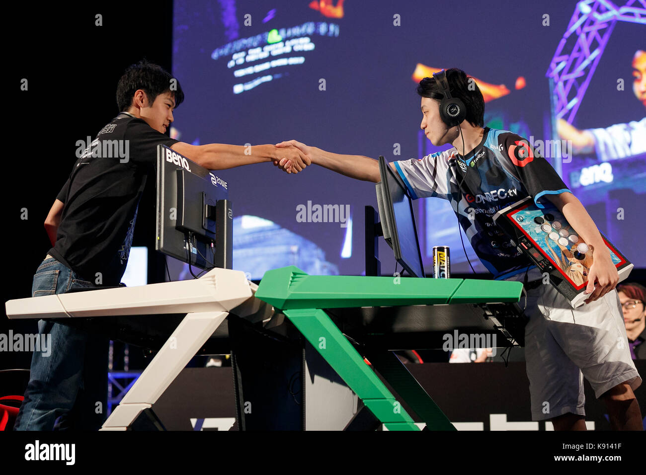 Chiba, Japan. 21st Sep, 2017. E-Sports players compete during the Tokyo Game Show (TGS 2017) on September 21, 2017, Chiba, Japan. This year's event hosts 609 companies from 36 different countries, introducing 1,317 video game titles for smartphones, games consoles, VR, AR and MR platforms. The show, which expects to attract 250,000 visitors, runs until September 24 at the International Convention Complex Makuhari Messe in Chiba; and will be streamed live around the world. Credit: Rodrigo Reyes Marin/AFLO/Alamy Live News Stock Photo