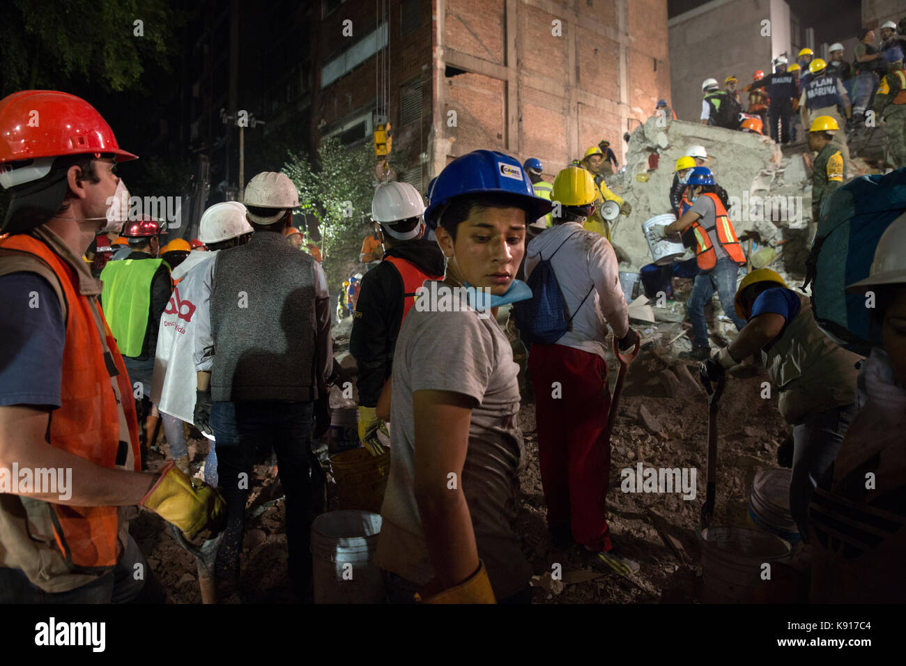 Mexico City, Mexico. 21st Sep, 2017. Volunteers and rescue workers remove rubble and search for survivors feared trapped in a collapsed building, two days after a devastating earthquake, on Amsterdam Avenue in the Condesa neighborhood, in Mexico City, Mexico on September 21, 2017. On September 19, 2017, a 7.1 magnitude earthquake rocked Central Mexico, killing more than 200 hundreds people and causing serious damage to buildings in the capital. The worst earthquake in the history of Mexico occurred on September 19, 1985, killing nearly 10,000 people. Credit: Benedicte Desrus/Alamy Live News Stock Photo