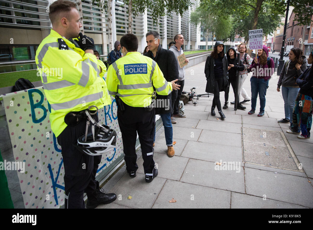 London, UK. 21st Sep, 2017. Jonathan Bartley, co-leader of the Green Party, speaks to security guards during an emergency vigil organised by campaigners against immigration detention from SOAS Detainee Support (SDS) outside the Home Office following the second death within a month at an immigration detention centre. A man with Chinese nationality died at Dungavel IRC in South Lanarkshire, Scotland, on 19th September and a Polish man died after attempting to take his own life at Harmondsworth IRC on 3rd September. Credit: Mark Kerrison/Alamy Live News Stock Photo