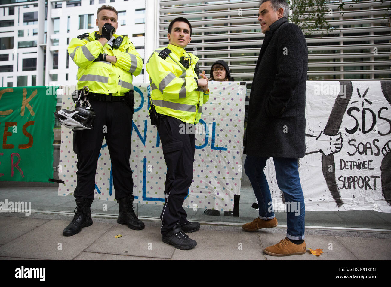 London, UK. 21st Sep, 2017. Jonathan Bartley, co-leader of the Green Party, speaks to security guards during an emergency vigil organised by campaigners against immigration detention from SOAS Detainee Support (SDS) outside the Home Office following the second death within a month at an immigration detention centre. A man with Chinese nationality died at Dungavel IRC in South Lanarkshire, Scotland, on 19th September and a Polish man died after attempting to take his own life at Harmondsworth IRC on 3rd September. Credit: Mark Kerrison/Alamy Live News Stock Photo