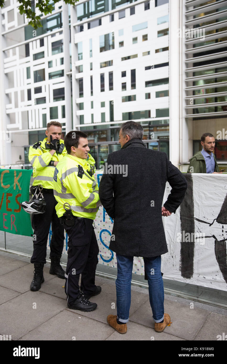 London, UK. 21st Sep, 2017. Jonathan Bartley, co-leader of the Green Party, speaks to security guards during an emergency vigil organised by campaigners against immigration detention from SOAS Detainee Support (SDS) outside the Home Office following the second death within a month at an immigration detention centre. A man with Chinese nationality died at Dungavel IRC in South Lanarkshire, Scotland, on 19th September and a Polish man died after attempting to take his own life at Harmondsworth IRC on 3rd September. Credit: Mark Kerrison/Alamy Live News Stock Photo