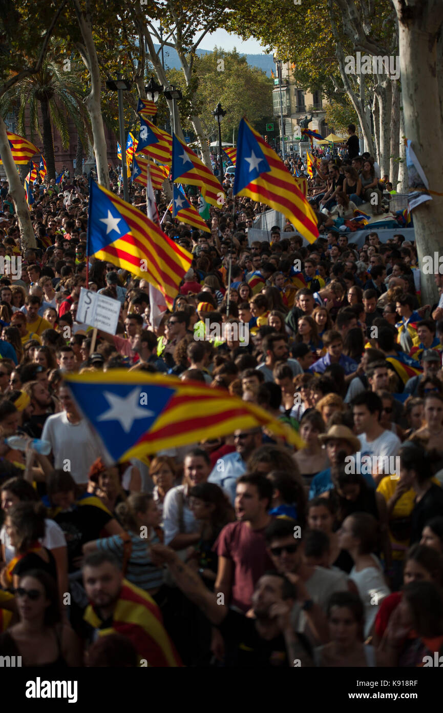 Barcelona, Catalonia. 21st Sep, 2017. Spain. September 21th, 2017. 20.000 people are concentrated before the TSJC to claim the freedom of the 'political prisoners'. So far there are 14 detainees and records in the ministries of economy, exteriors, social welfare and governance in addition to the company Indra that is in charge of hosting the servants of the Generalitat. Credit: Charlie Perez/Alamy Live News Stock Photo