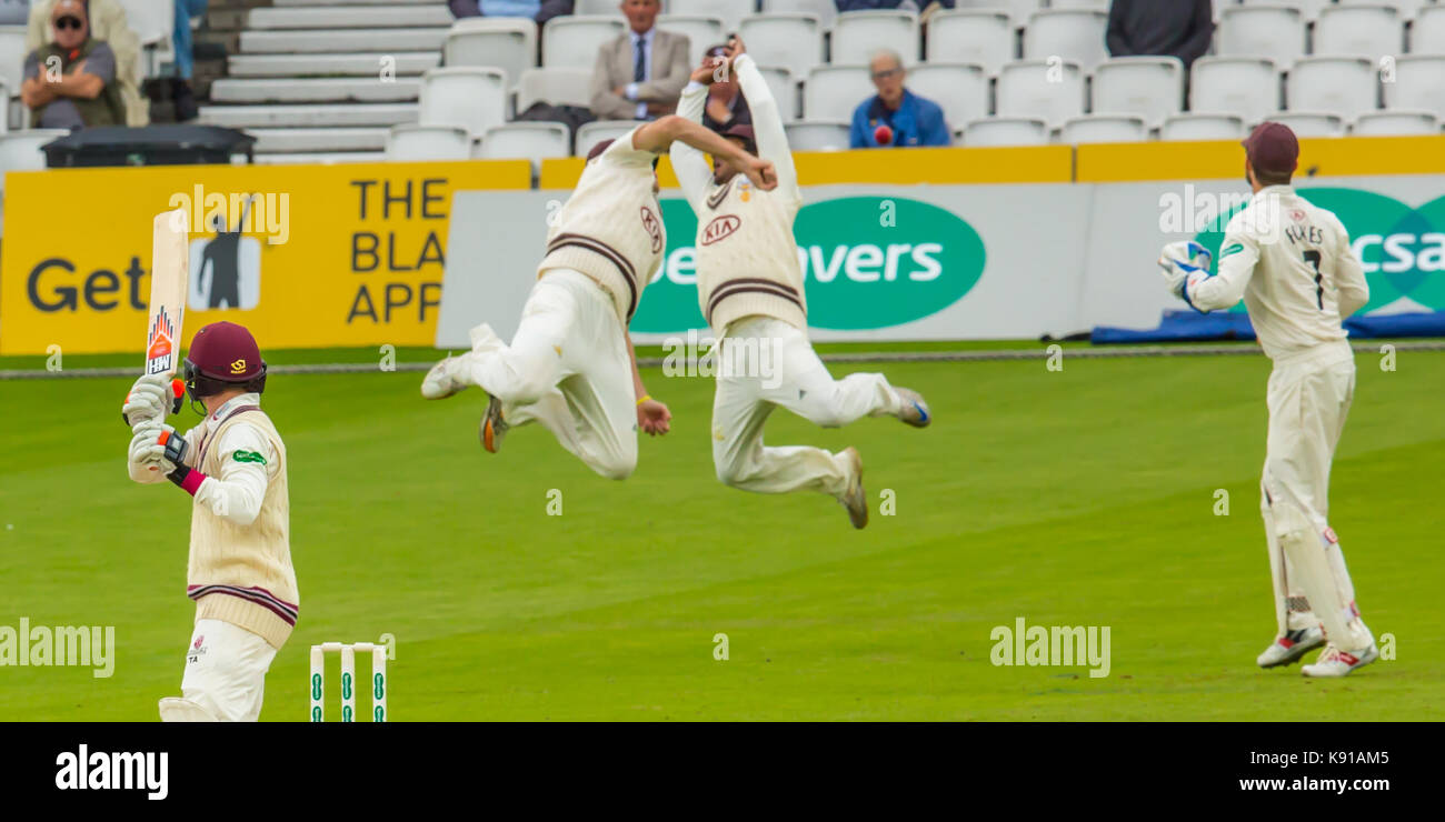 London, UK. 21st Sep, 2017. Rikki Clarke and Kumar Sangakkara just fail to catch Tom Abell batting for Somerset against Surrey on day three of the Specsavers County Championship match at the Oval. Credit: David Rowe/Alamy Live News Stock Photo