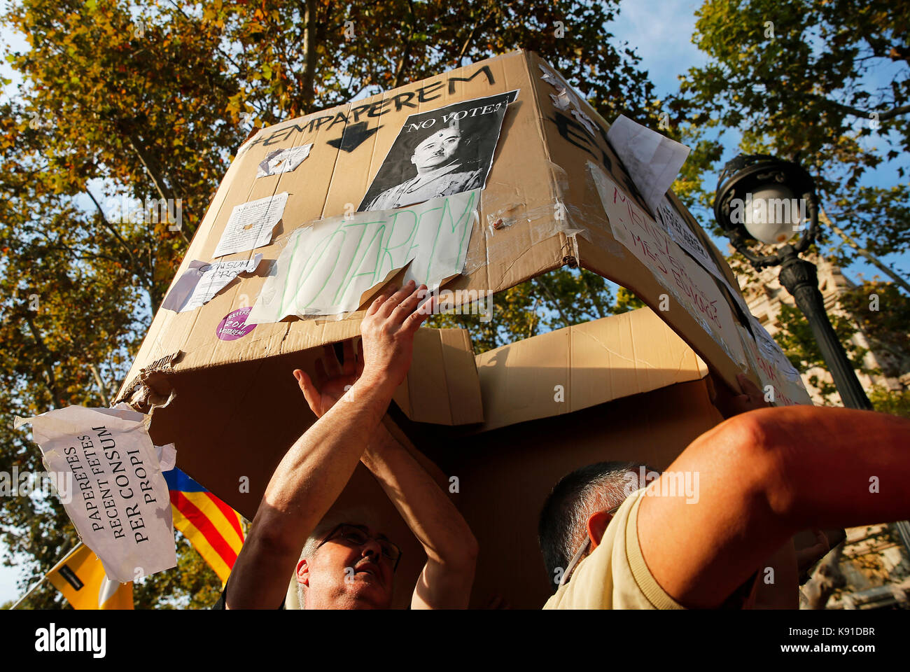 Barcelona, Espana. 21st Sep, 2017. Protesters carrying a cardboard urn with the image of Franco during the concentration in front the High Court of Justice of Catalonia in Barcelona to demand the release of the arrested by the Spanish Government, on setember 21, 2017. Photo: Joan Valls/Urbanandsport/Gtresonline Credit: Gtres Información más Comuniación on line, S.L./Alamy Live News Stock Photo