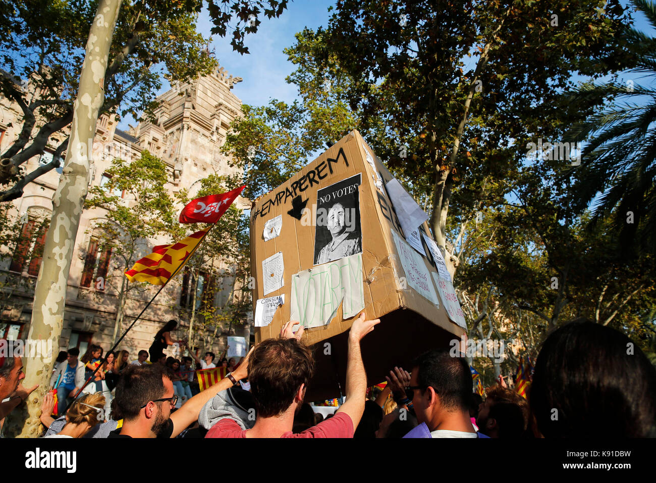 Barcelona, Espana. 21st Sep, 2017. Protesters carrying a cardboard urn with the image of Franco during the concentration in front the High Court of Justice of Catalonia in Barcelona to demand the release of the arrested by the Spanish Government, on setember 21, 2017. Photo: Joan Valls/Urbanandsport/Gtresonline Credit: Gtres Información más Comuniación on line, S.L./Alamy Live News Stock Photo